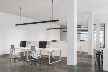 Koltuklar ve bilgisayar monitörleri ile masa üzerinde yan görüşlü, şık bir iç mekan. Ofis köşesinde bar taburesi, gökdelenlerin panoramik penceresi var. 3B görüntüleme