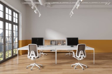 Ortak masadaki bilgisayarlarla birlikte çalışan sarı ve beyaz iç mekan, dekorasyonlu büfe. New York 'ta minimalist mobilyaları ve panoramik pencereleri olan rahat bir iş yeri. 3B görüntüleme
