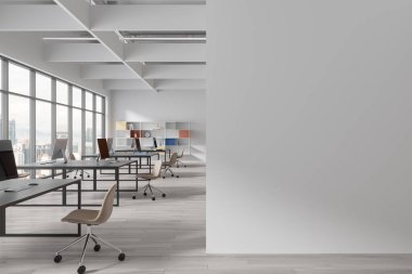 Beyaz duvarları, ahşap zemini, bej koltukları ve renkli kitaplıkları olan devasa bilgisayar masaları olan modern açık uzay ofisinin içi. Sağ taraftaki uzay duvarını kopyala. 3d oluşturma