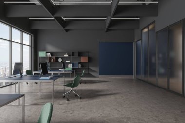 Karanlık ofisin içi bilgisayarlarla dolu, ortak bir masada, dekorasyonlu bir rafta. New York gökdelenlerinde panoramik pencereli modern buzlu cam çalışma alanı. 3B görüntüleme