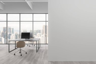 Samimi bir iş yeri. Ortak masa, sandalye ve ahşap zemin üzerinde bilgisayar var. Minimalist öğrenme ya da Kuala Lumpur gökdelenlerinin panoramik penceresiyle birlikte çalışma alanı. 3B görüntüleme