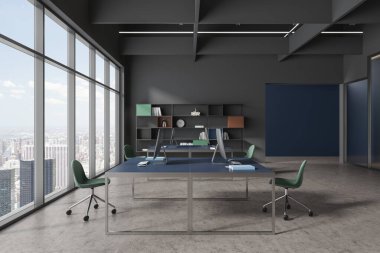 Koyu mavi ve gri duvarları, beton zemini, yeşil sandalyeleri ve renkli kitaplıkları olan büyük bilgisayar masaları olan modern açık uzay ofisinin içi. 3d oluşturma