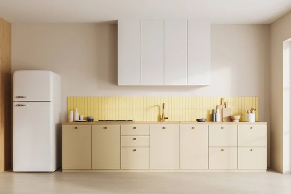 카운터에 세련된 디자인 용품과 흰색과 베이지 인테리어 아파트에 냉장고 싱크대와 — 스톡 사진