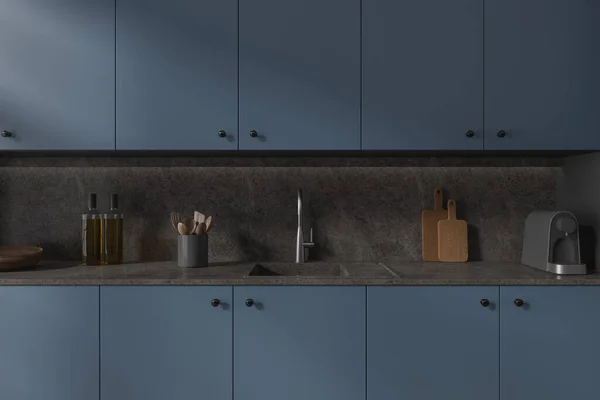 Interieur Der Stilvollen Küche Mit Grauen Wänden Bequemen Blauen Schränken — Stockfoto
