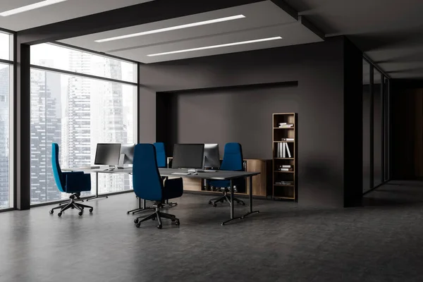 有灰色墙壁 混凝土地面 一排有蓝色椅子的黑色计算机桌子和全景城市景观的全景窗口的时尚开放空间办公室角落 3D渲染 — 图库照片