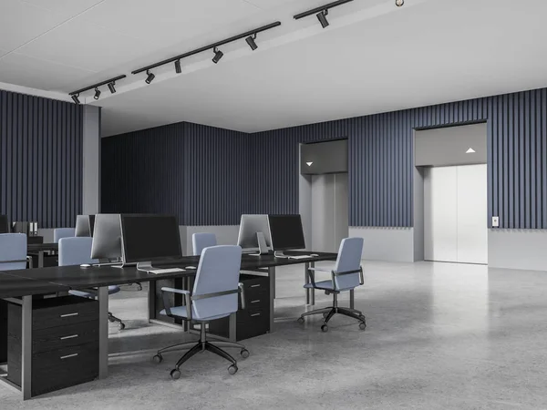 Interior Coworking Elegante Com Poltronas Computadores Mesa Fileira Vista Lateral — Fotografia de Stock