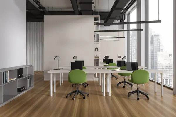 Moderní Business Interiér Zelenými Židlemi Psacím Stolem Řadě Dřevěná Podlaha — Stock fotografie