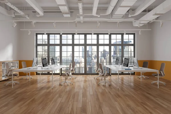 Interiér Moderní Otevřené Kanceláře Bílými Oranžovými Stěnami Dřevěnou Podlahou Masivními — Stock fotografie