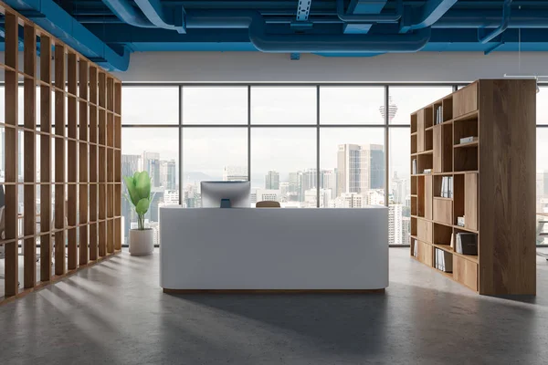 白い壁 青い天井の管およびそれの後ろの大きい窓が付いている本箱の近くに立っている快適な白い受信カウンターが付いている現代オフィスのホールの内部 3Dレンダリング — ストック写真
