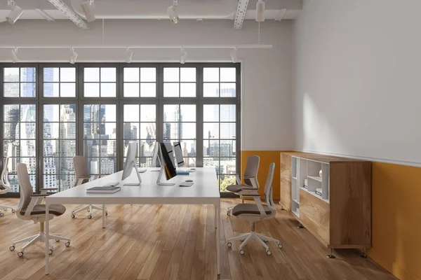 黄白相间的内部工作 共用桌子上有个人电脑 抽屉里有装饰 纽约有全景窗口的办公室工作场所侧视图 3D渲染 — 图库照片