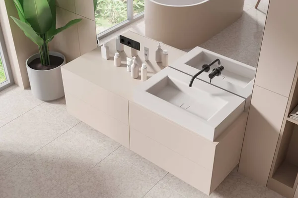 Tuvalet Lavabo Ayna Makyaj Malzemeleriyle Süslü Rahat Banyo Manzarası Süslü — Stok fotoğraf