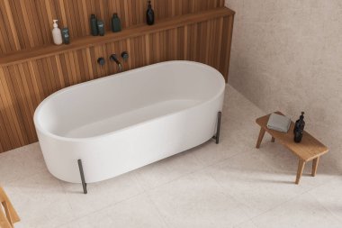 Modern banyo manzarası beyaz ve ahşap duvarlar, beyaz fayanslı zemin ve üzerinde raf olan rahat beyaz küvet. 3d oluşturma