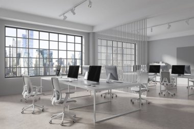 Sıraya dizilmiş koltukları ve bilgisayarları olan modern ofis içi, yan manzara beton zemin. Gökdelenlerde bölmeli ve panoramik pencereli minimalist çalışma alanı. 3B görüntüleme