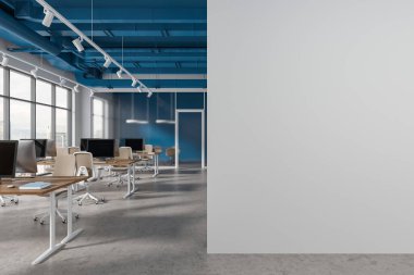 Birlikte çalışma ve buzlu cam toplantı odası, bilgisayar masası ve sıra sıra sandalyeleri olan mavi ve beyaz iş yerleri. Gökdelenlerin panoramik penceresi. Kopya uzay duvarı. 3B görüntüleme