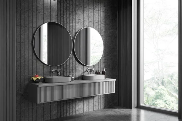 灰色酒店浴室内部具有双池和虚荣心 侧景装饰和配件 两个洗脸盆 灰色瓷墙上的圆形镜子 热带地区的全景窗 3D渲染 — 图库照片