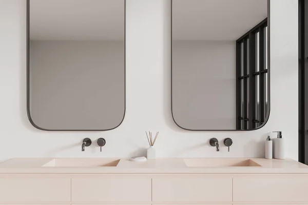 Das Stilvolle Badezimmer Des Luxushotels Ist Mit Doppelwaschbecken Close Spiegeln — Stockfoto