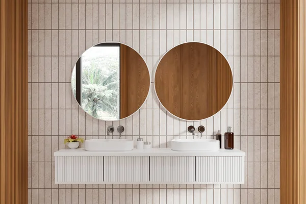Çift Lavabolu Beyaz Gösterişli Minimalist Aksesuarlı Bir Banyosu Lavabo Fayans — Stok fotoğraf