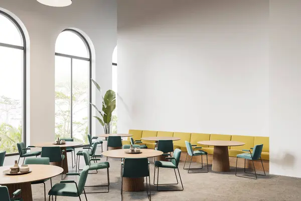 Refeitório Interior Branco Com Cadeiras Verdes Mesa Redonda Vista Lateral — Fotografia de Stock