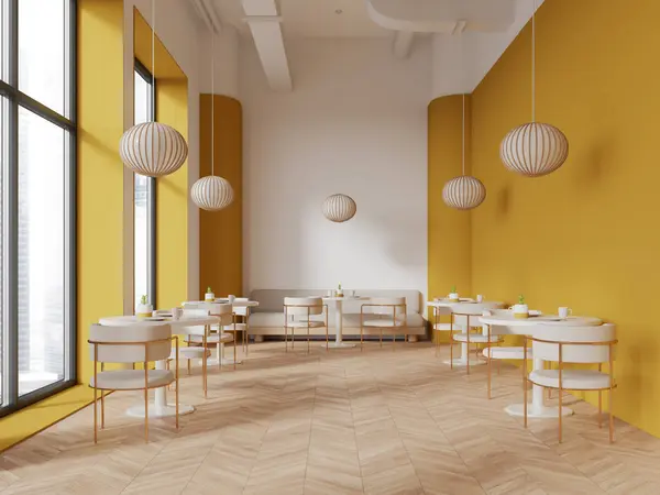 Interior Restaurante Moderno Com Paredes Brancas Amarelas Piso Madeira Mesas — Fotografia de Stock