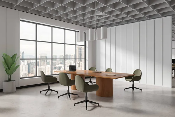 Masasında Sandalyeler Dizüstü Bilgisayarla Beyaz Ofis Içi Yan Görünüş Beton — Stok fotoğraf