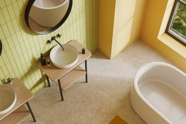 Draufsicht Auf Grüne Und Gelbe Badezimmerausstattung Mit Badewanne Doppelwaschbecken Mit — Stockfoto
