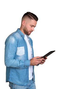 Tablette çalışan konsantre iş adamı, kot gömlek giyiyor. Çevrimiçi ağ ve sosyal medya, beyaz arka planda izole edilmiş. Dijital aygıt, iletişim ve alışveriş kavramı