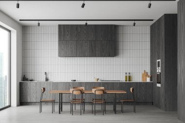 Beyaz fayanslı duvarları, ahşap zemini, rahat ahşap dolapları ve ocağı ve lavabosu olan dolapları olan ve sandalyeli uzun yemek masası olan modern mutfağın içi. 3d oluşturma
