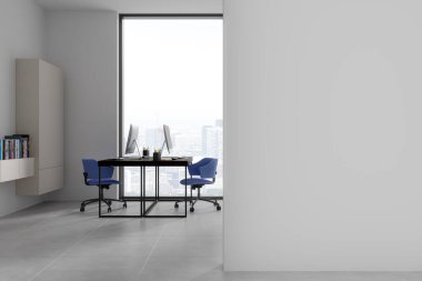 İçi sandalye ve bilgisayar monitörleriyle dolu, ortak masa, beton zemin. Paris 'te panoramik pencereli şık bir iş yeri. Boş duvar bölmesini düzenle. 3B görüntüleme