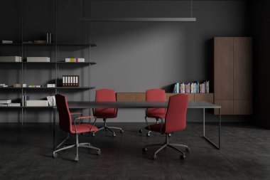 Kırmızı sandalyeli, masalı, gri beton döşemeli karanlık bir müzakere. Kitapları ve klasörleri olan minimalist raflarla konferans alanı. 3B görüntüleme