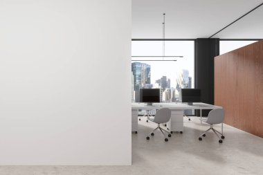 Beyaz iç mekan, masa başındaki bilgisayarlarla birlikte aydınlık beton zemin. New York gökdelenlerinin panoramik penceresi. Uzay duvarını kopyala. 3B görüntüleme