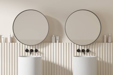 Bej duvarlı modern banyonun içi, üzerinde iki yuvarlak ayna olan rahat çift lavabo ve kozmetik ürünlerle dolu raflar. 3d oluşturma