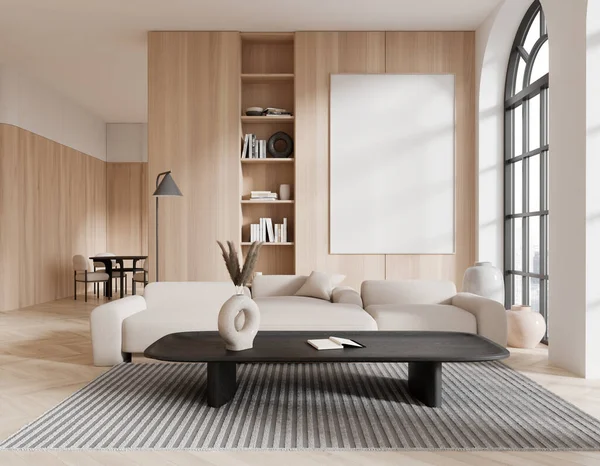 Beige Und Holz Hause Wohnzimmer Mit Sofa Regal Mit Büchern — Stockfoto
