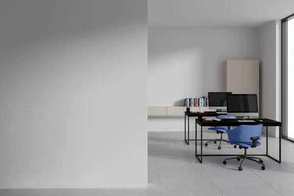 白色的工作空间内部 扶手椅和Pc监视器放在桌子上 瓷砖地板上 具有全景窗口的简约商务办公室 模拟空墙分区 3D渲染 — 图库照片