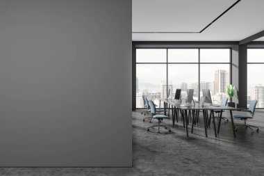 Bilgisayarlı karanlık ofis içi, koltuklu ortak çalışma alanı ve gri beton zemindeki masa. Kuala Lumpur 'daki çalışma alanı ve panoramik pencere. Kopya uzay duvarı. 3B görüntüleme