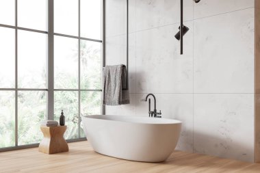 Zarif otel banyosu, banyo küveti, yan masa, ahşap döşeme. Modern dairede banyo köşesi. Tropik bölgelerde panoramik pencere. 3B görüntüleme