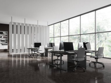 Gri duvarları, döşemeleri, beyaz sandalyeleri ve beyaz bölmeleri olan bir sıra bilgisayar masası olan şık, açık uzay ofisinin köşesi. Tropikal manzaralı panoramik pencere. 3d oluşturma