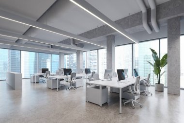 Beyaz sütunları, beton zemini, panoramik pencereleri ve sandalyeli devasa beyaz bilgisayar masaları olan modern açık uzay ofisinin köşesi. 3d oluşturma