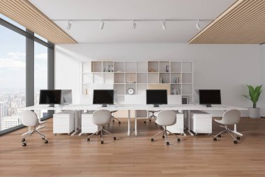 Modern ofis içi bilgisayar monitörlü sıra sıra, rafta sanat süslemeleri. New York gökdelenlerinde panoramik pencereli şık bir iş yeri. 3B görüntüleme