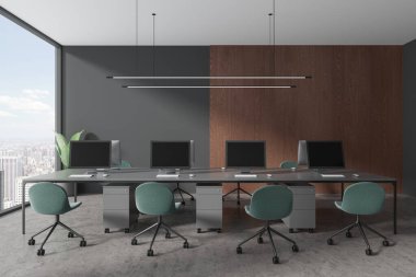 Ahşap ve gri duvarları, beton zemini, yeşil sandalyeli uzun gri bilgisayar masası ve şehir manzaralı büyük pencereli şık bir açık uzay ofisi. 3d oluşturma