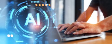 İnsan elleri dizüstü bilgisayarda yazarken, dünya küresi ile parlayan yapay zeka hologramı ve soyut bağlantı hatları, çift pozlama. Yapay zeka kavramı, gelecekteki teknoloji ve hesaplama