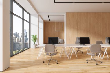 Beyaz ve ahşap duvarları, ahşap zemini, bej sandalyeli beyaz bilgisayar masaları ve arka planda uzun konferans masası olan toplantı odasının içi. 3d oluşturma