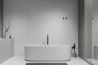 Beyaz otel banyosu. Beton zeminde küvet var. Zarif spa ya da banyo küveti ve sehpası, aksesuarları ve cam bölmesi olan. 3B görüntüleme