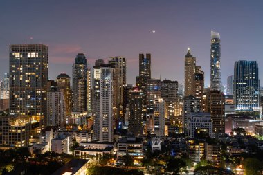 Bangkok şehir manzarası panoramik manzara ve gece ışıkları, gökdelenler, ofis binaları ve şirket çatı katı. Asya iş şehri kuleleri, Tayland başkentinde gece hayatı