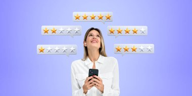 Mutlu iş kadını telefonda mesaj atıyor, düşük ya da yüksek not veriyor, konuşma baloncukları yıldızlarla dolu. Müşteri geri bildirimi, hizmetlerin olumsuz ve olumlu değerlendirmesi. Rütbe kavramı