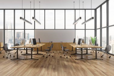 Beyaz duvarları, ahşap zemini, gri sandalyeli devasa bilgisayar masaları ve şehir manzaralı panoramik pencereleri olan modern açık uzay ofisinin içi. 3d oluşturma