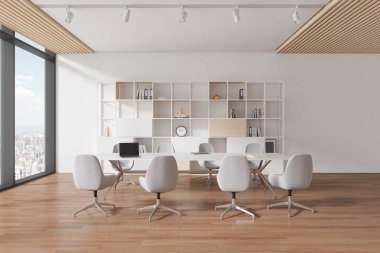 Beyaz duvarları, ahşap zemini, beyaz sandalyeli uzun toplantı masası ve klasörlü kitaplığı olan modern ofis toplantı odasının içi. 3d oluşturma