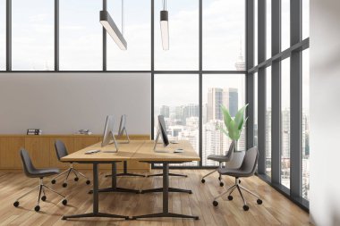 Masanın üstünde bilgisayar ve ahşap zeminde sıra sıra sandalyelerle mükemmel bir iç çalışma. Kuala Lumpur gökdelenlerinde büfe ve panoramik pencereli lüks çalışma alanı. 3B görüntüleme