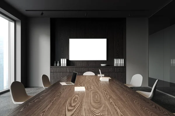 现代会议内部与椅子和笔记本电脑 模拟电视显示与餐具柜和文件 现代玻璃会议或合作空间与全景窗口摩天大楼 3D渲染 — 图库照片