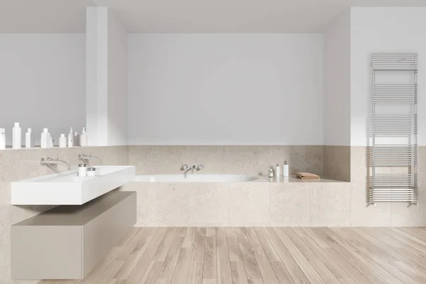 Interior Banheiro Moderno Com Paredes Brancas Mármore Piso Madeira Banheira — Fotografia de Stock