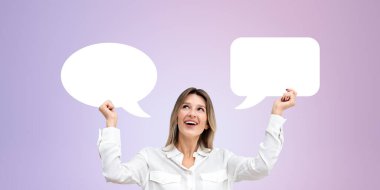 Mutlu iş kadını sahte boş bulutlar, kağıt düşünce ya da mor arka planda konuşma baloncukları gösteriyor. Seçim kavramı, seçenekler, öneri ve görüşler